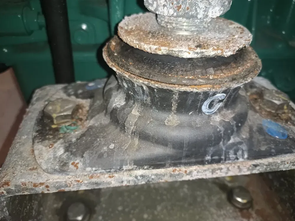 Korozyona uğramış makine takozu ve yatağı