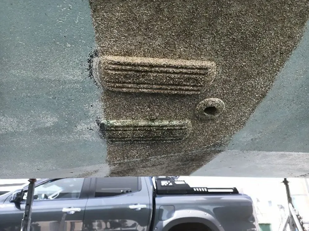 Tekne topraklama plakasının yüzeyi deniz canlılarıyla kaplı