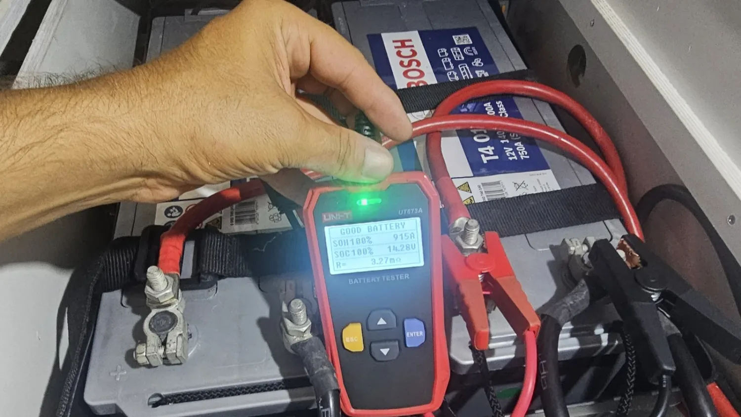 Akü grubuna bağlanmış akü test cihazı