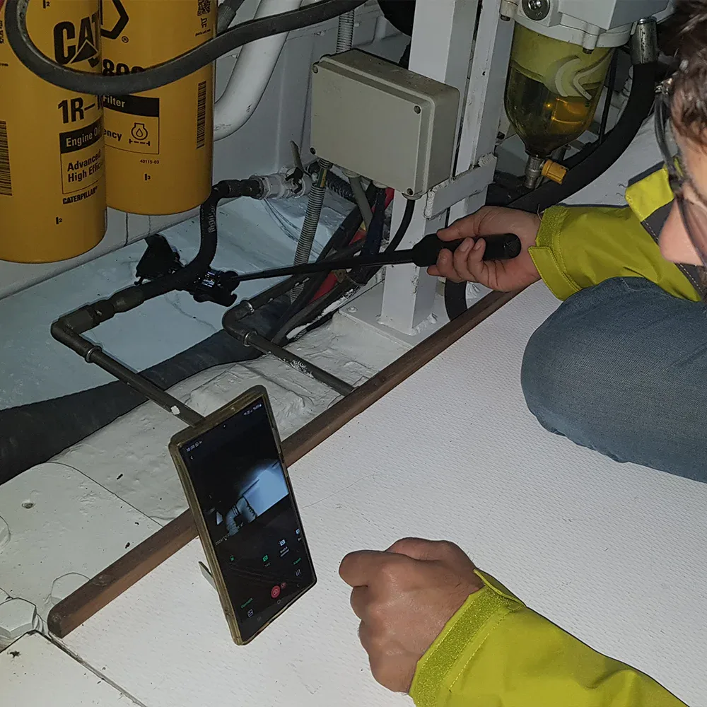 Motor bölmesinde kablo ve bağlantı kontrolü