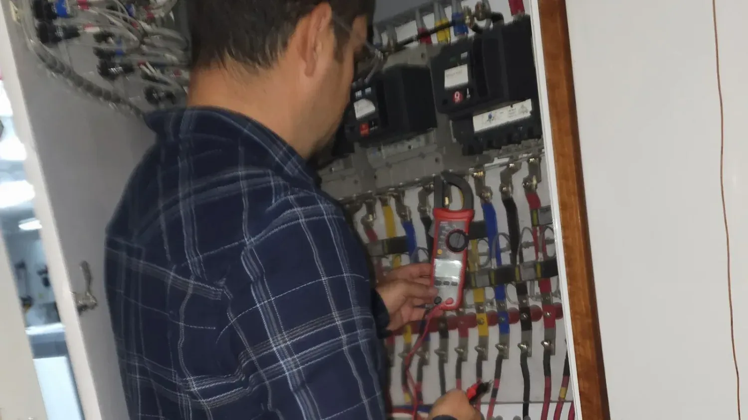 Elektrik panosunda ölçüm