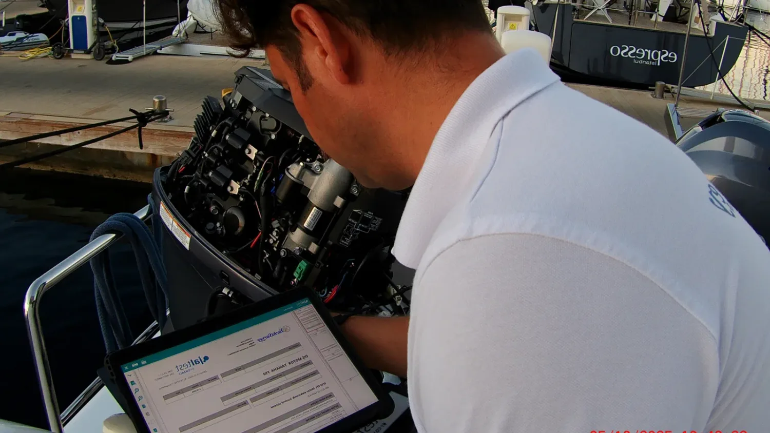 Dıştan takma motora bağlanmış diagnostik cihaz ve okuma yapılan tablet