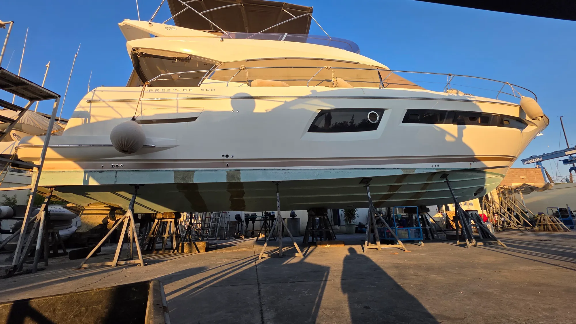 Örnek raporun teknesi: karaya alınmış 2018 Jeanneau Prestige 500, tersanede takozlar üzerinde, sörvey günü