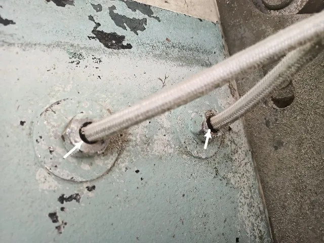 Platform hidrolik hortum geçişleri, oklarla işaretli
