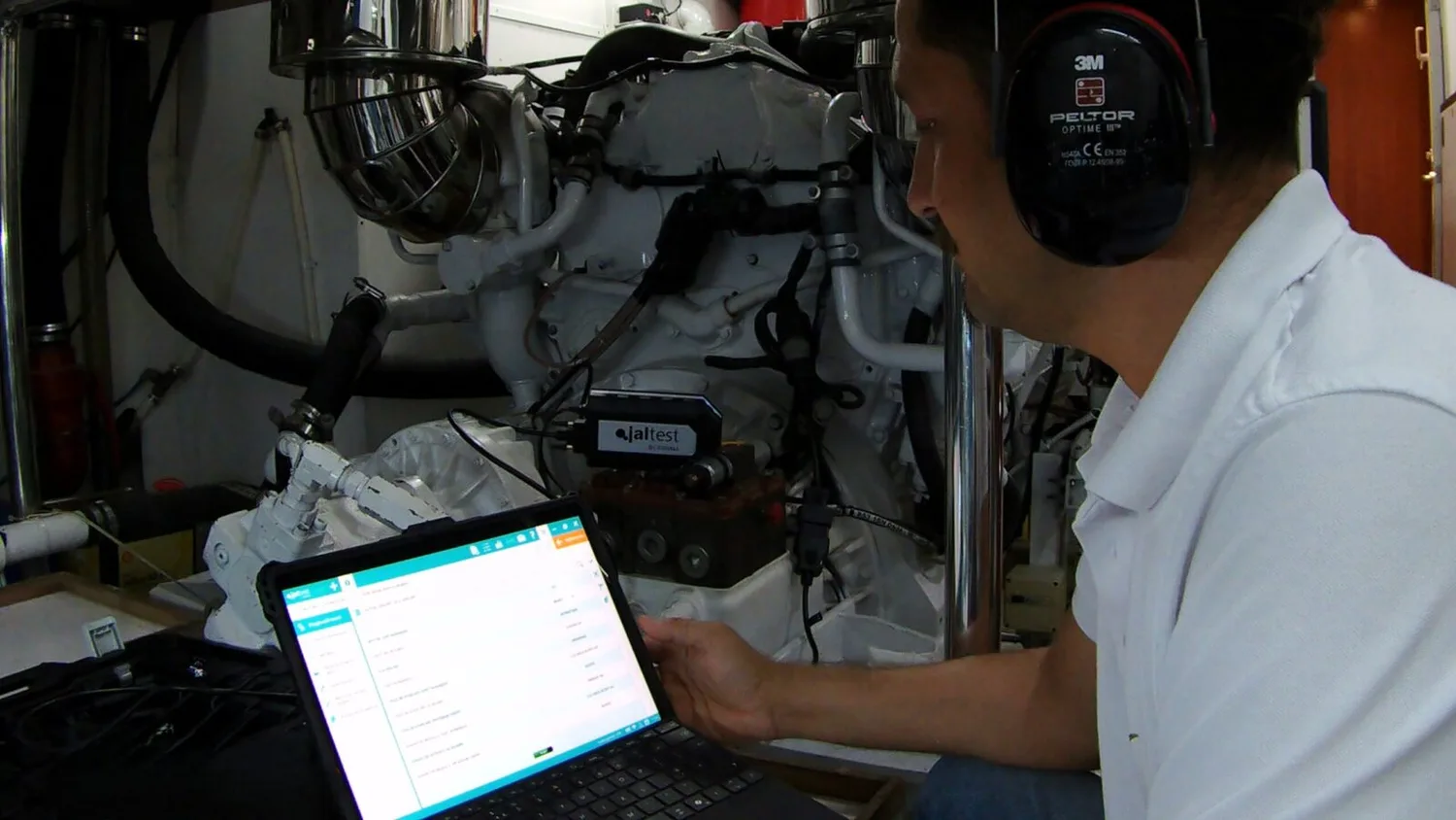 Makine dairesinde motora bağlanmış diagnostik cihaz