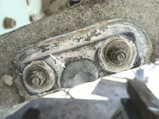 Gövdedeki tutya braketi; cıvatalar arasında ileri düzeyde erime