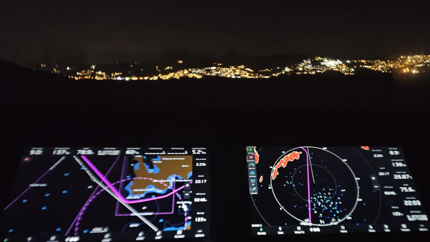 Gece seyrinde radar ve elektronik harita ekranları