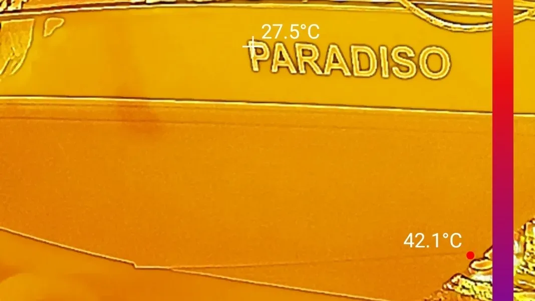 Teknenin bordasında termal görüntü ve 27,5 °C ölçüm değeri