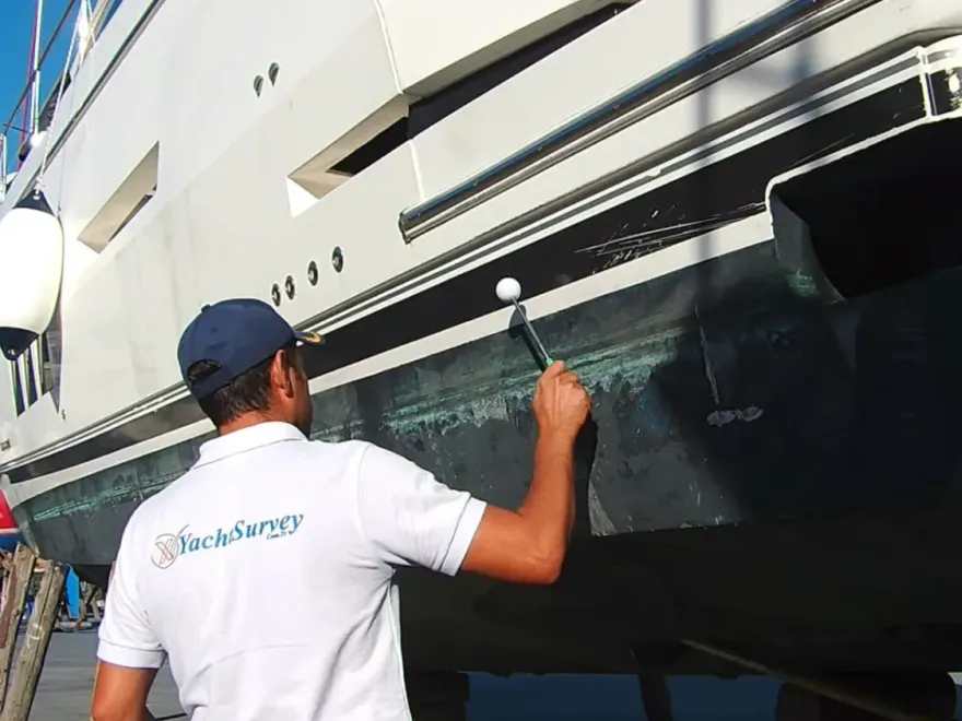 Su hattı bandı boyunca tokmak testi — YachtSurvey sörveyörü iş başında