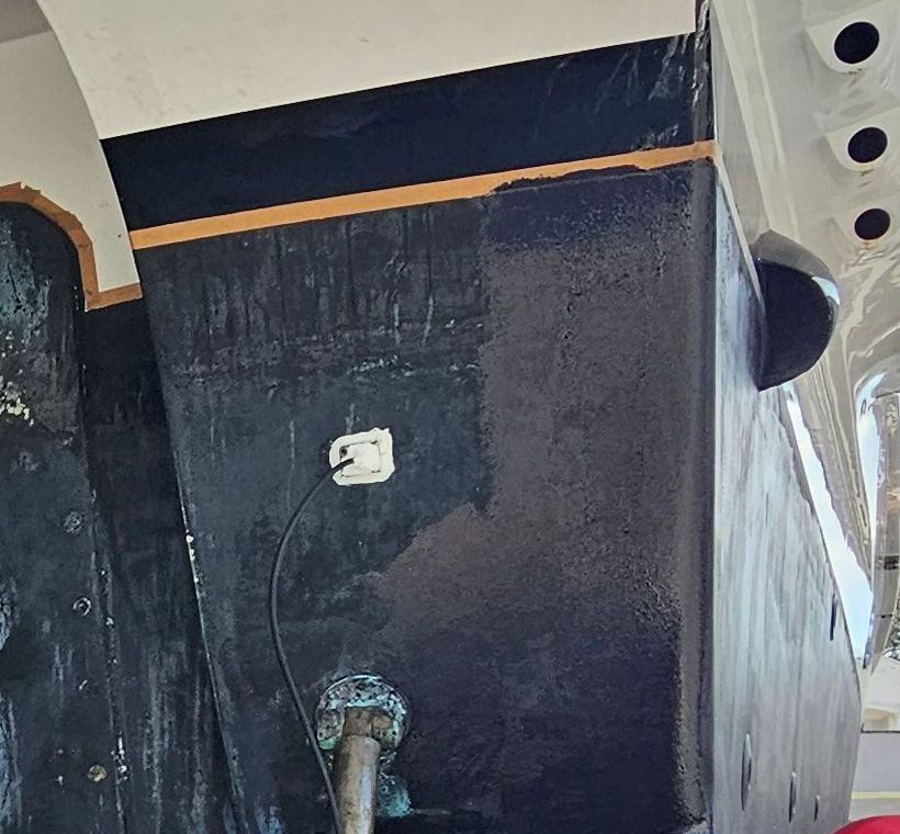 Karina boyasının rulo izleri ve ince kalan bölgeler; üstte su hattı bandı, altta yeşillenmiş bronz gövde geçişi.