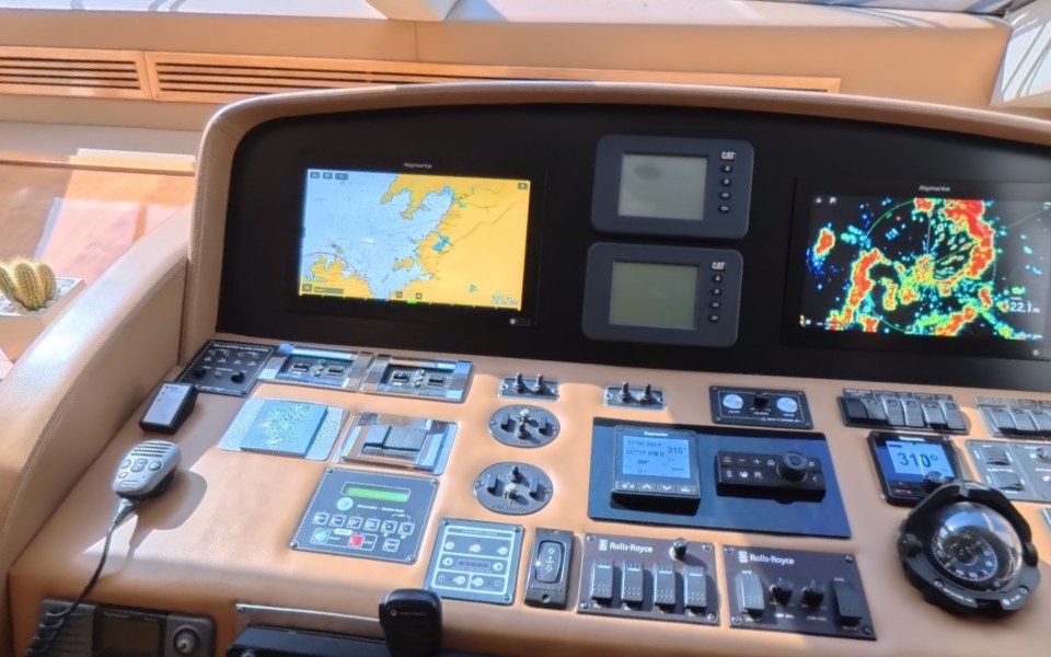 Köprüüstünde seyir elektroniği ve makine kumandaları